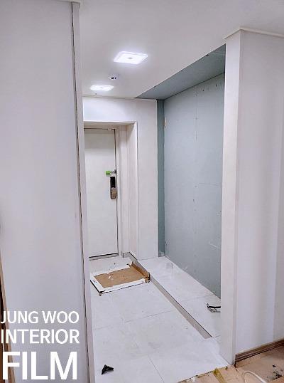 자재들이 놓인 복도와 천장 조명 모습