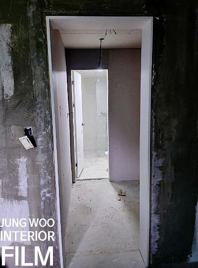 벽면과 바닥 마감 전의 복도 공간