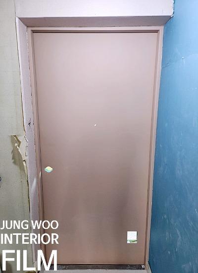 벽면과 문이 맞닿은 실내 마감 상태