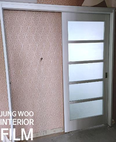 도어 프레임과 유리 패널의 상하부 마감