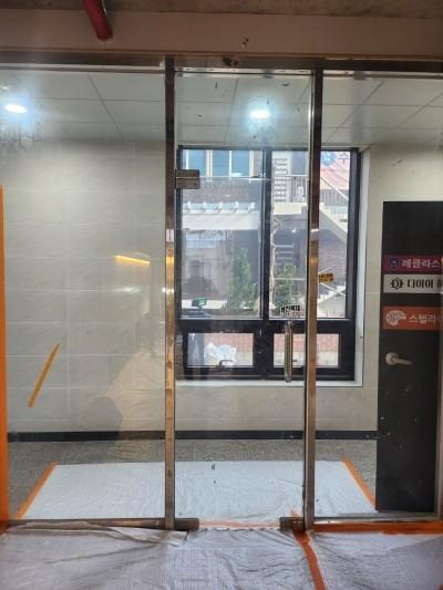 금속 프레임과 타일 벽면이 보이는 실내