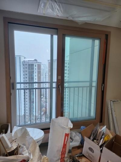 프레임 굴곡진 면의 필름 밀착 과정