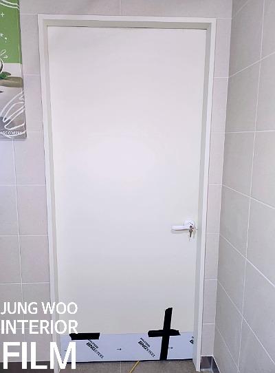 화이트 도어로 깔끔하게 변신한 문 근처