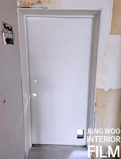 도어 프레임과 문짝 상부의 세부 작업 장면