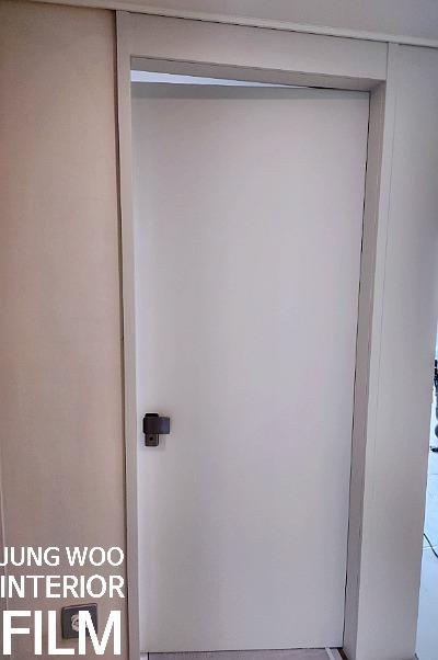 베이지 벽면과 화이트 도어의 근접 모습