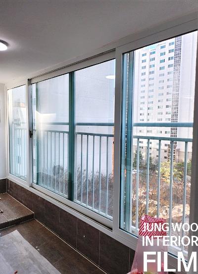 필름 시공 전의 창문 프레임