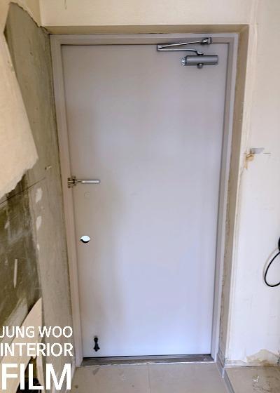필름 시공으로 깔끔하게 변신한 현관 문