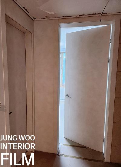 우드톤 바닥 주변의 마감 정리 상태