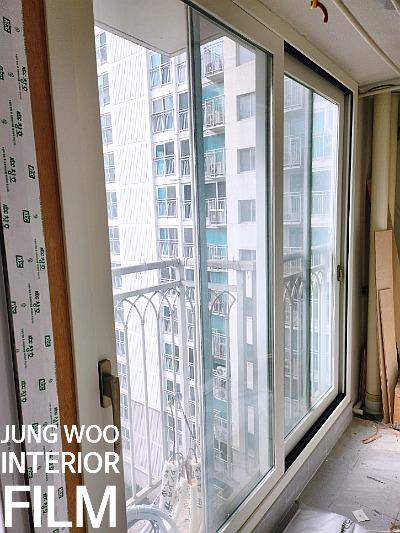 흰색 보드가 부착된 벽면과 창호 프레임