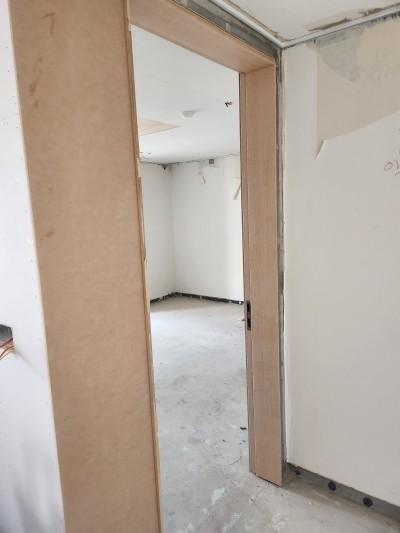 내부 방이 살짝 보이던 복도 통로