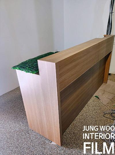 나무 톤 가구와 초록색 인조잔디가 보이는 현장