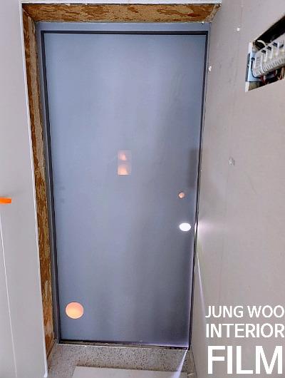 도어 문짝과 프레임 상하부의 디테일