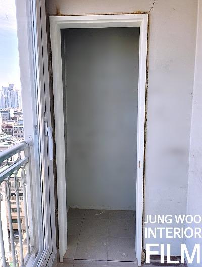 회색 타일 바닥과 흰색 문틀이 있는 발코니 문