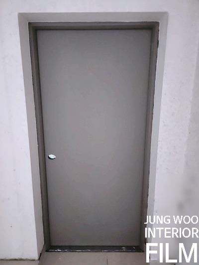 문틀의 경계면을 매끄럽게 다듬는 과정
