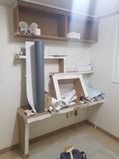 카운터와 선반 주변의 도배 과정