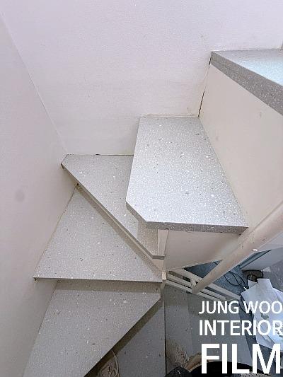 스펀지 마감재가 덧대어진 계단 시공 전 모습