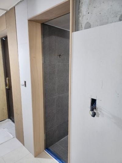 파란색 테이프로 마스킹 된 복도 문틀과 벽면