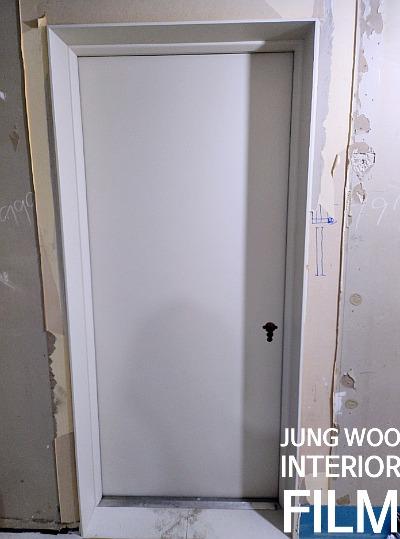 도어 상부와 하부 패널의 필름 작업 과정