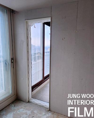 창문 섀시에 필름을 밀착시키는 과정