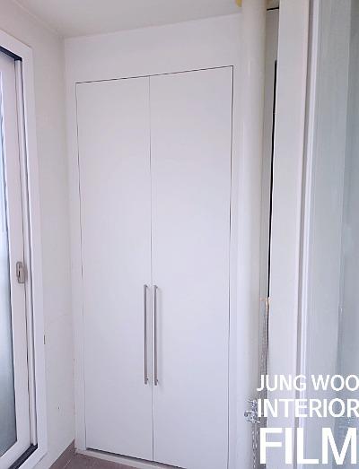 흰색 듀얼 도어 수납장이 설치된 깨끗한 드레스룸