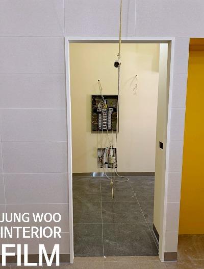 노란 벽과 흰 벽돌 타일의 시공 과정