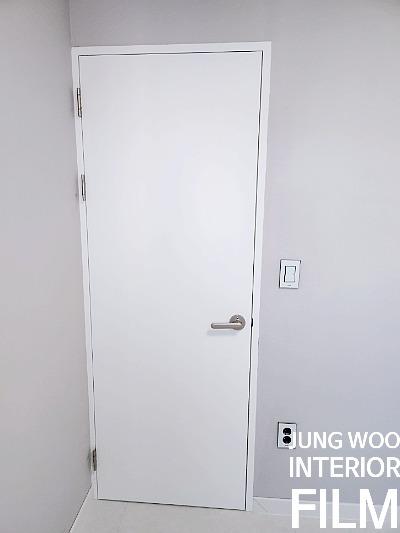 도어 측면의 힌지와 프레임 상태를 확인하는 모습