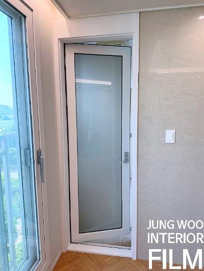 투명한 유리 도어가 돋보이는 깨끗한 현관