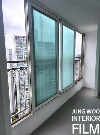 필름 시공 전의 창문 프레임 모습