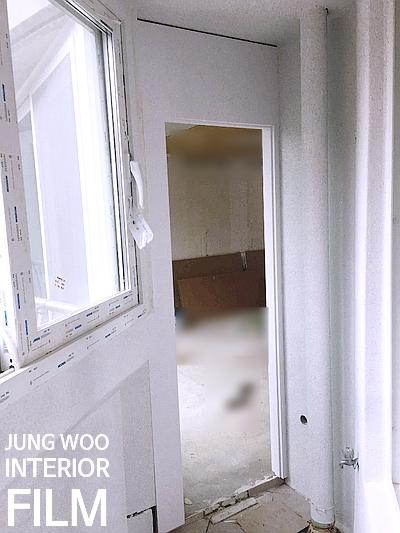 철거 후 드러난 창문의 상태