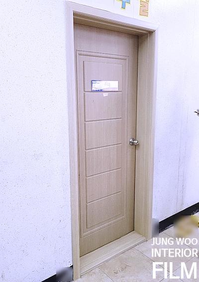힌지와 하부 패널까지 정교하게 입혀진 필름 마감