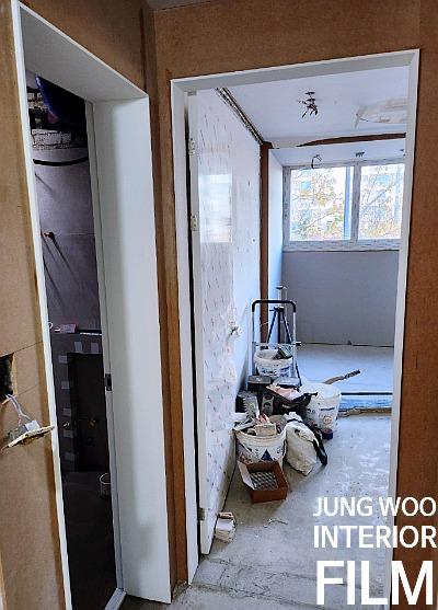 도어 엣지와 손잡이 주변의 최종 마감 작업 모습