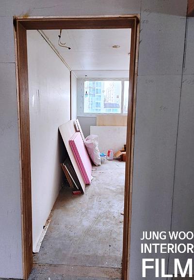 나무 재질 문틀이 있는 복도 공간