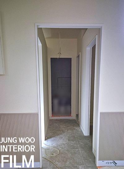 리브 패턴 마감이 적용된 벽면 하단