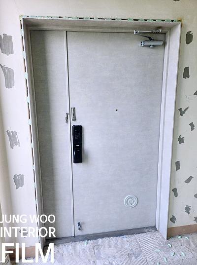 블랙 도어락이 설치된 문의 정면 상태