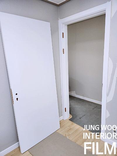 우드톤 바닥 위에서 진행되는 필름 작업