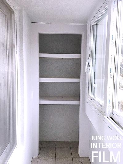 정교하게 마감된 화이트 선반