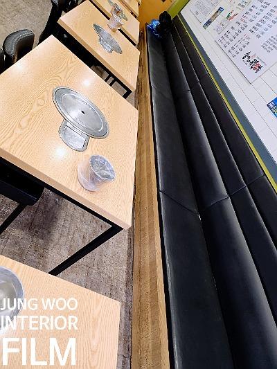 금속 싱크볼과 가죽 벤치가 놓인 테이블 구역