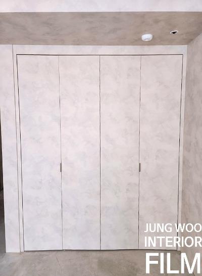 필름 시공이 완료된 수납장의 모습