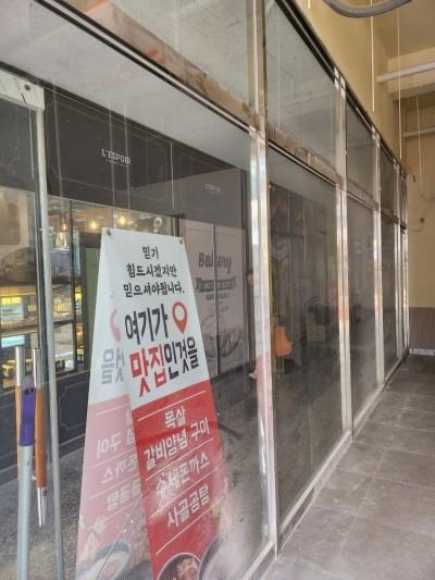회색 타일 바닥과 유리문이 있는 복도