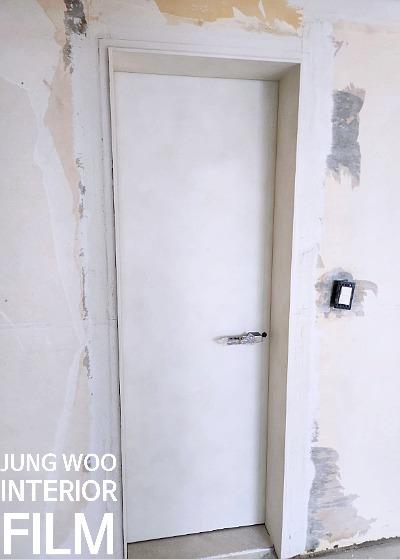 흰색 도어와 손잡이가 보이는 벽면 근접샷
