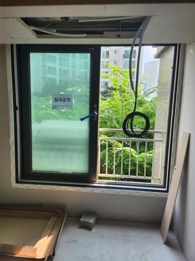 발코니 난간과 전선이 노출된 창호 주변