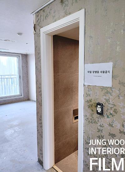 도어 프레임 작업 중인 현관 근처 공간