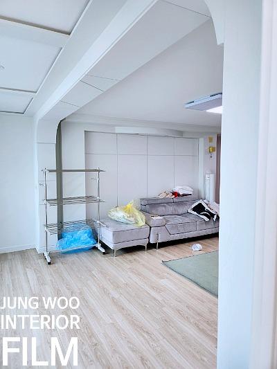 수납장 하단과 우드톤 바닥의 마감