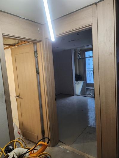 필름 작업 전의 창문 프레임