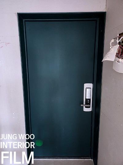 도어 프레임과 하부 패널의 밀착 작업