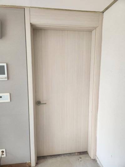 도어 문짝과 프레임의 상단 접합부