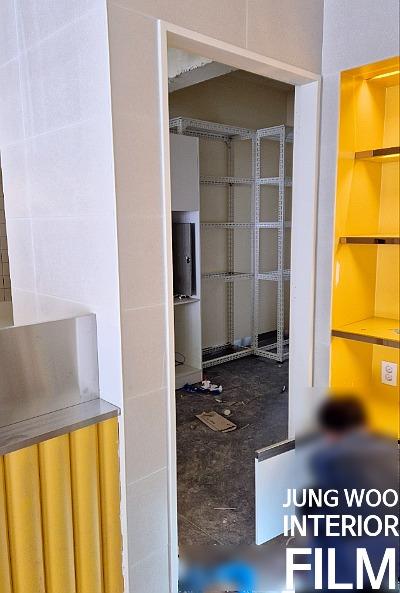 필름지를 면에 밀착시키는 시공 장면