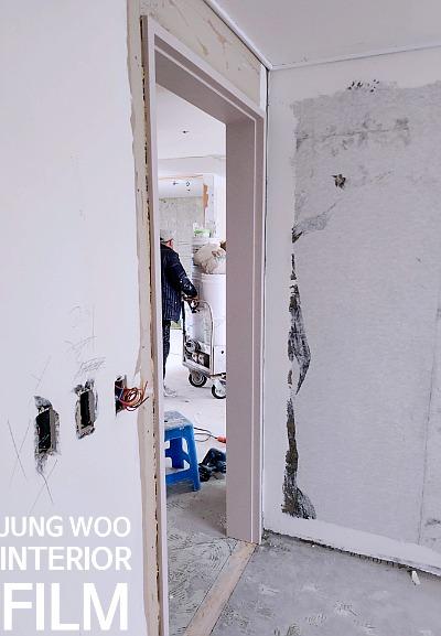 흰색 코팅 작업이 진행 중인 복도 문틀