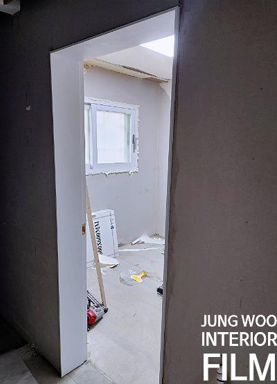 도어 손잡이 주변을 다듬는 수공구 모습