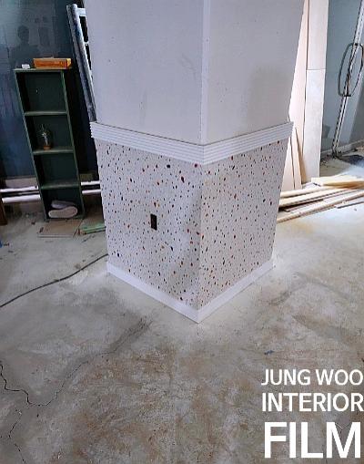 흰색 벽돌 위에 보드를 덧붙인 벽면 디테일